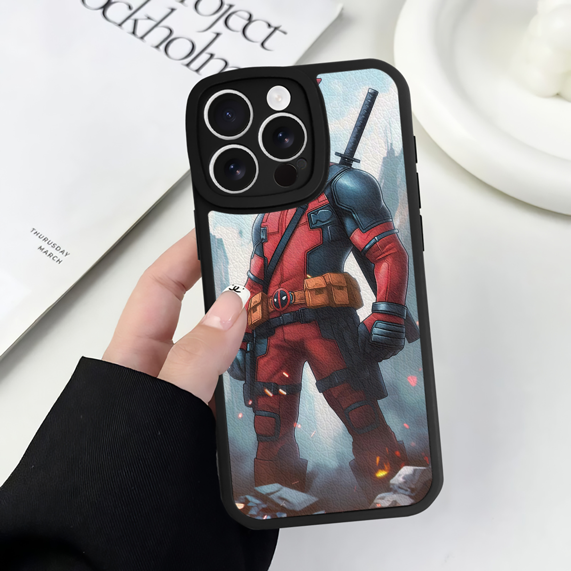 （画像用） Deadpool デッドプール 【iPhone 16シリーズ対応】シリコンスマホケース（レザー調） 材質：シリコン
